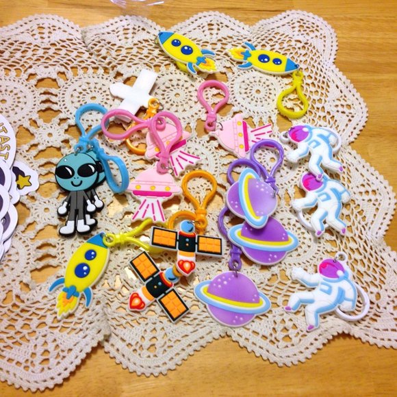 Valentine's Day Cards with gift keychains, spacemen, aliens and planets - Picture 10 of 10